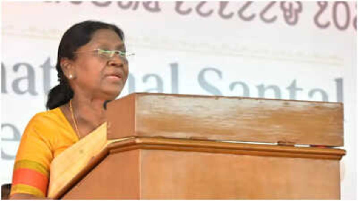 শিলিগুড়িতে রাষ্ট্রপতির অনুষ্ঠান ঘিরে বিতর্ক, মঞ্চ থেকেই রাজ্যকে প্রশ্ন মুর্মুর