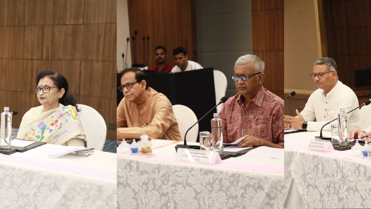 এক দফা ভোটের আর্জি বাম-বিজেপির, বৈধ ভোটারের নাম বাদ নয়, দাবি তৃণমূলের