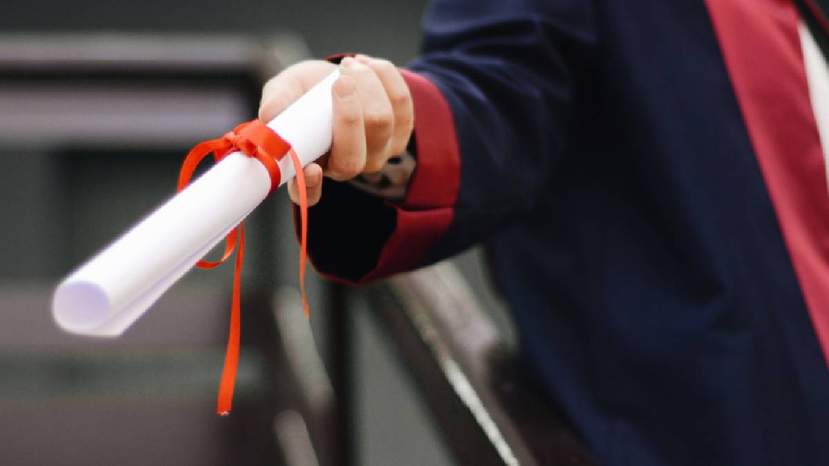 ডিগ্রি বাড়ছে, কাজ কোথায়?