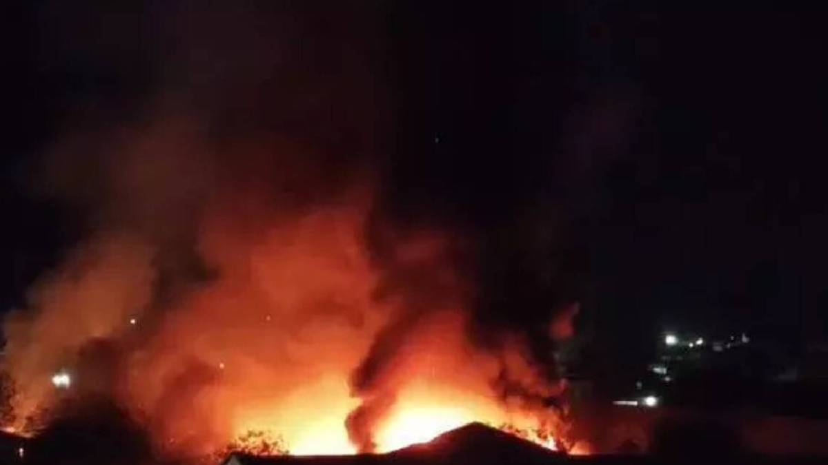 তারাতলায় এসফিআই গুদামের পাশে আগুন, আগুন নিয়ন্ত্রণে