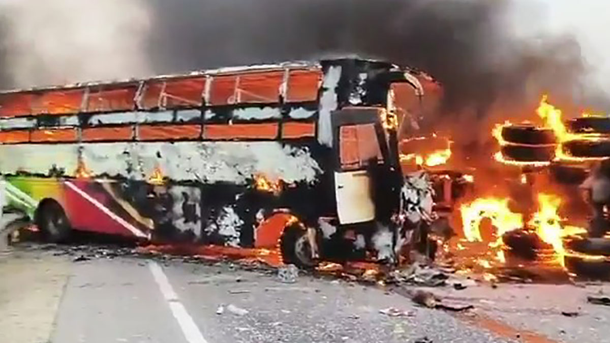 অন্ধ্রপ্রদেশে বাসের সঙ্গে ট্রাকের ধাক্কায় আগুন, পুড়ে মৃত্যু ১৪ জনের