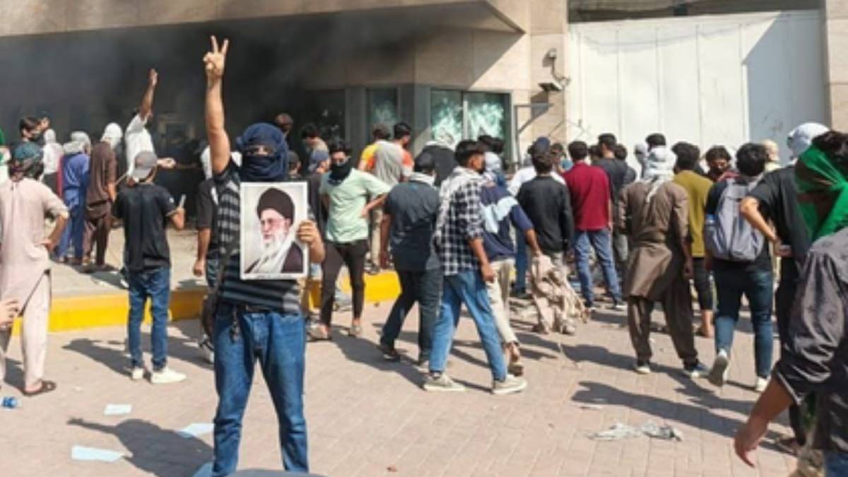 করাচির মার্কিন উপদূতাবাসে আগুন, পুলিশের গুলিতে নিহত কমপক্ষে ৯ জন