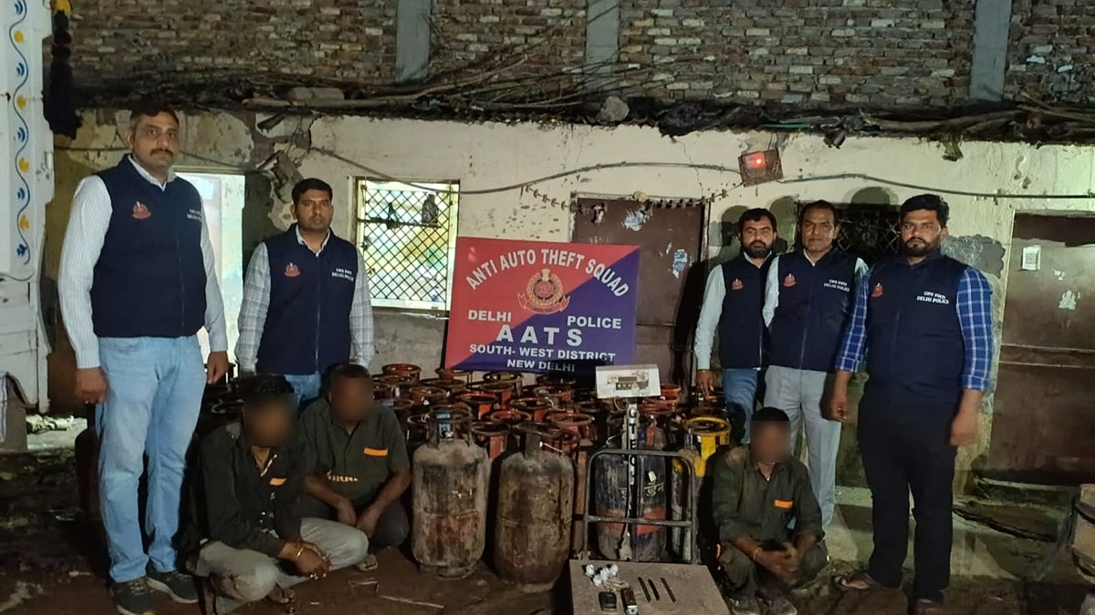 দিল্লিতে গ্যাস সিলিন্ডারের কালোবাজারির চক্র ফাঁস, উদ্ধার ৭৪টি সিলিন্ডার, গ্রেপ্তার ৩