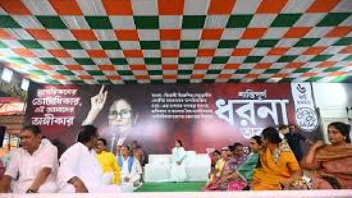 ধরনামঞ্চে ভবানীপুরের বাদ যাওয়া বৈধ ভোটারদের আনলেন মুখ্যমন্ত্রী