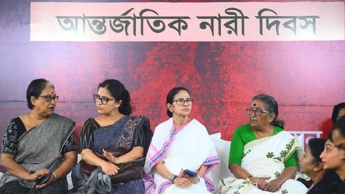 ভোটে রাজনীতির খেলা হবে, ধরনা মঞ্চ থেকে হুঙ্কার মমতার