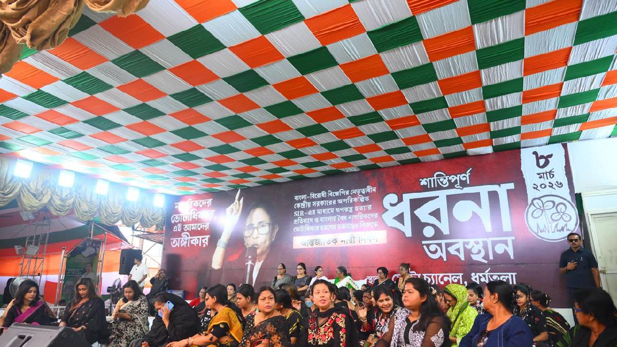 রাষ্ট্রপতির ছবি দেখিয়ে নিশানা মমতার