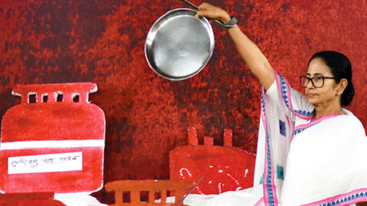 ধরনামঞ্চে মমতা, বিভিন্ন ইস্যুতে মোদী সরকারকে আক্রমণ