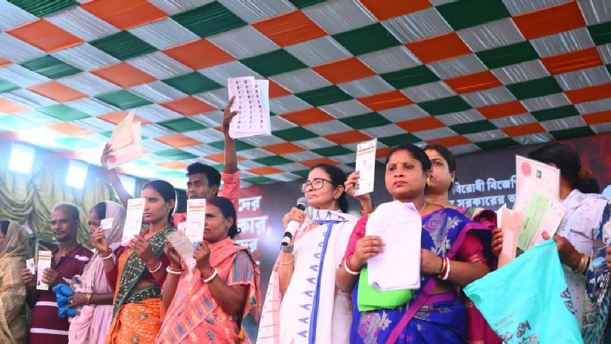 ধরনামঞ্চে ভবানীপুরের বাদ যাওয়া বৈধ ভোটারদের আনলেন মুখ্যমন্ত্রী
