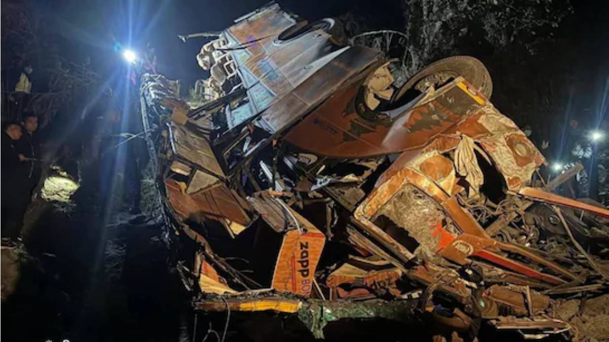 নেপালে মন্দির থেকে ফেরার পথে ৫০০ ফুট গভীর খাদে পড়ল বাস, মৃত ৭