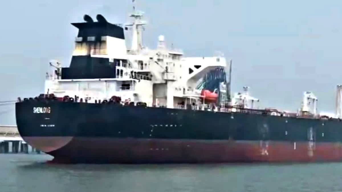 সংঘাতের আবহে হরমুজ পেরিয়ে মুম্বাইয়ে প্রথম তেলবাহী জাহাজ