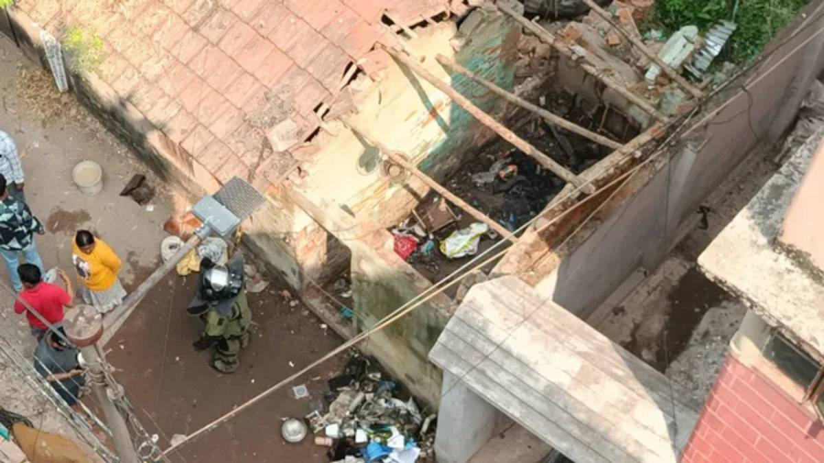 পাইকপাড়ায় পর পর বিস্ফোরণ, উড়ল ক্লাবের টিনের চাল