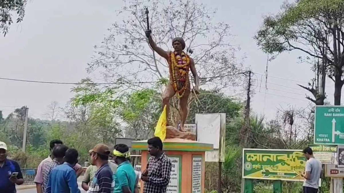 চুয়াড় বিদ্রোহের নেতার মূর্তি ভাঙা নিয়ে বাঁকুড়ায় শোরগোল