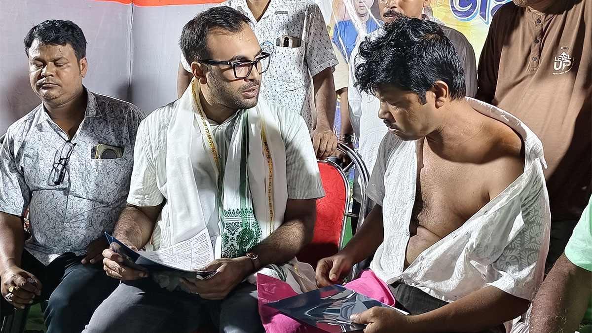 মঞ্চে বসেই রোগী দেখলেন হরিণঘাটার তৃণমূল প্রার্থী, লিখে দিলেন প্রেসক্রিপশন