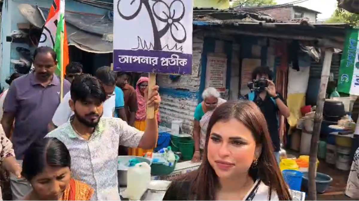 নারকেলডাঙায় বাড়ি বাড়ি যাচ্ছেন শ্রেয়া পাণ্ডে, শুরু জোরালো প্রচার