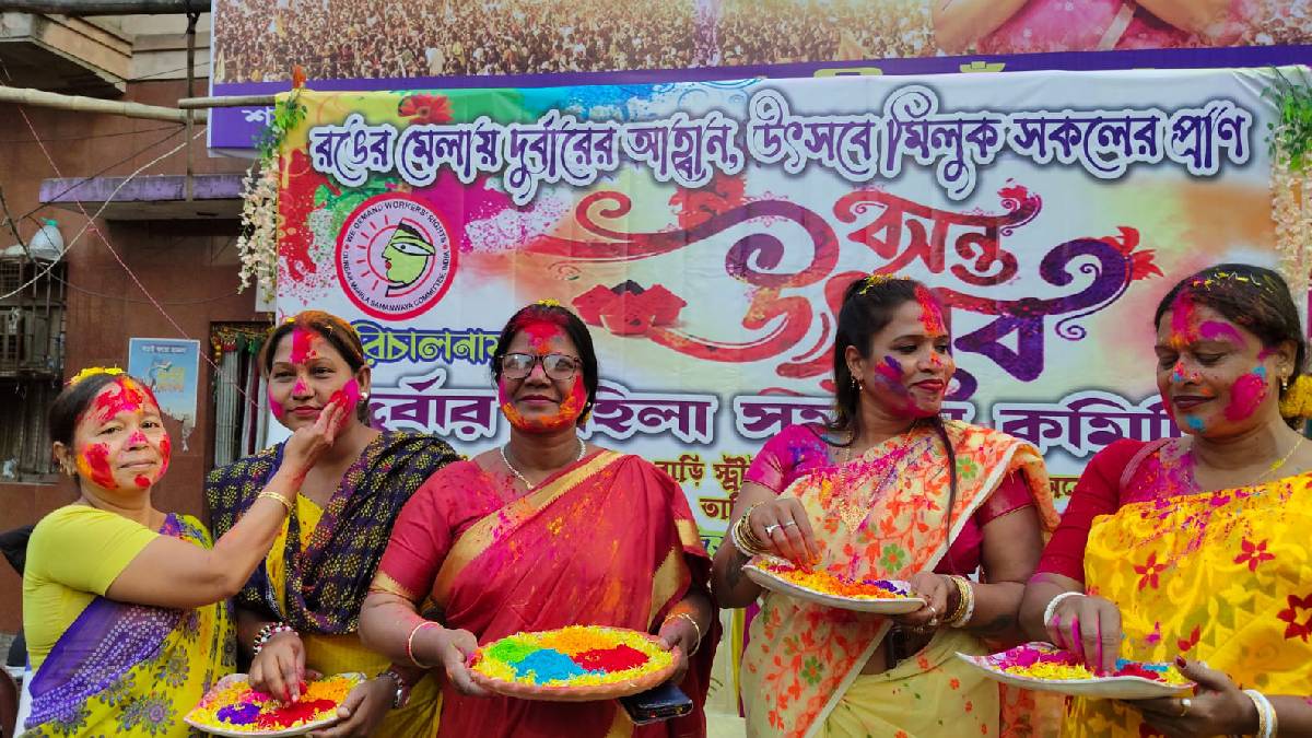 জীবনে  রঙের ছোঁয়া : সোনাগাছির বসন্ত উৎসব