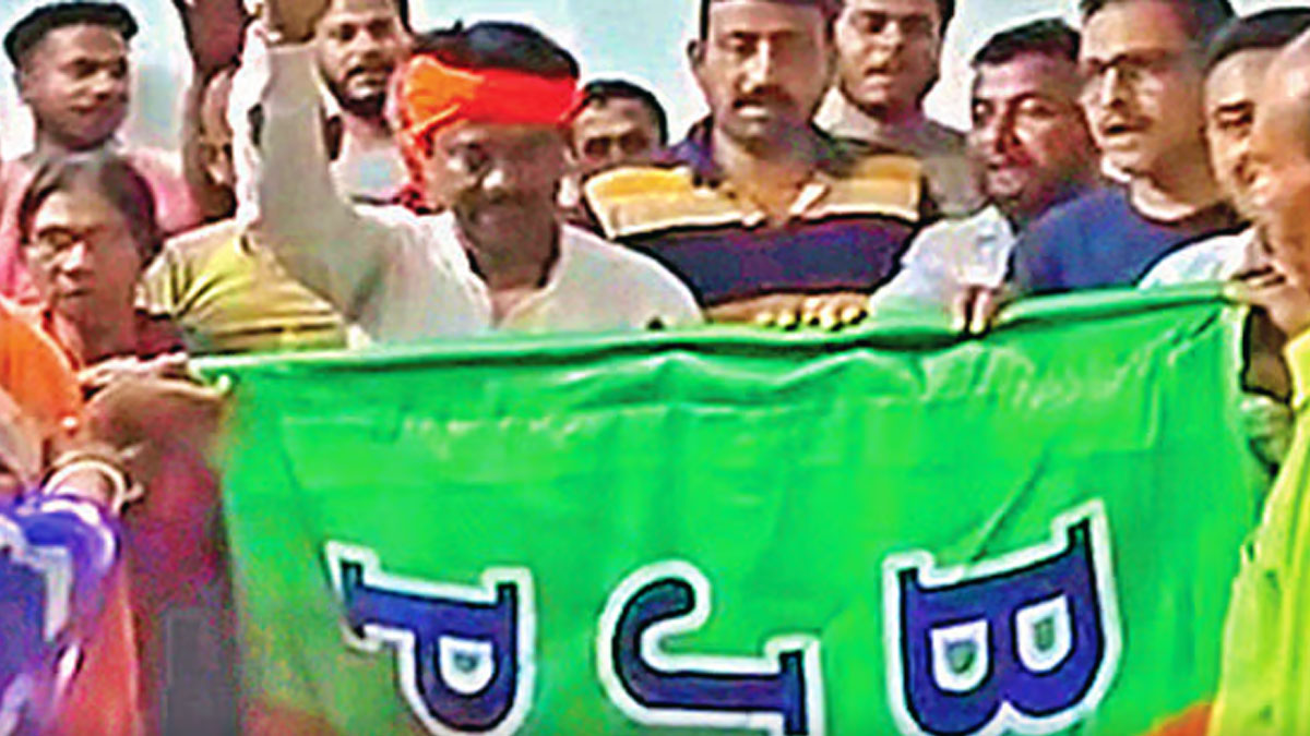 ধর্মসভায় গিয়ে ‘জোর করে পতাকা ধরানো’র অভিযোগে চাপে বিজেপি প্রার্থী অশোক কীর্তনীয়া, বনগাঁয় রাজনৈতিক বিতর্ক