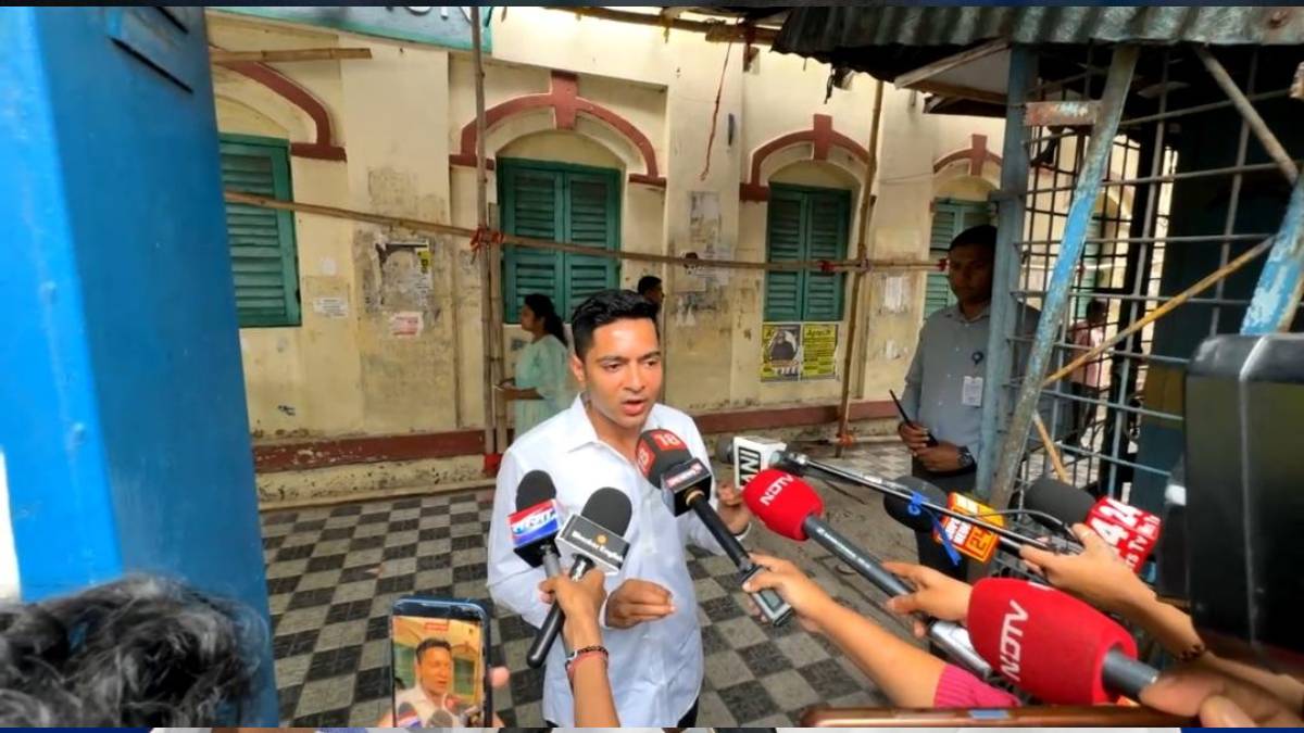 ‘ভয় দেখিয়ে লাভ নেই’, ভোট দিয়েই বিজেপি-কমিশনকে নিশানা অভিষেকের