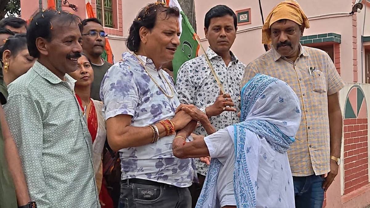 ভোটার তালিকায় নাম বাদ তৃণমূল প্রার্থীর কাছে কাতর আর্জি বৃদ্ধার