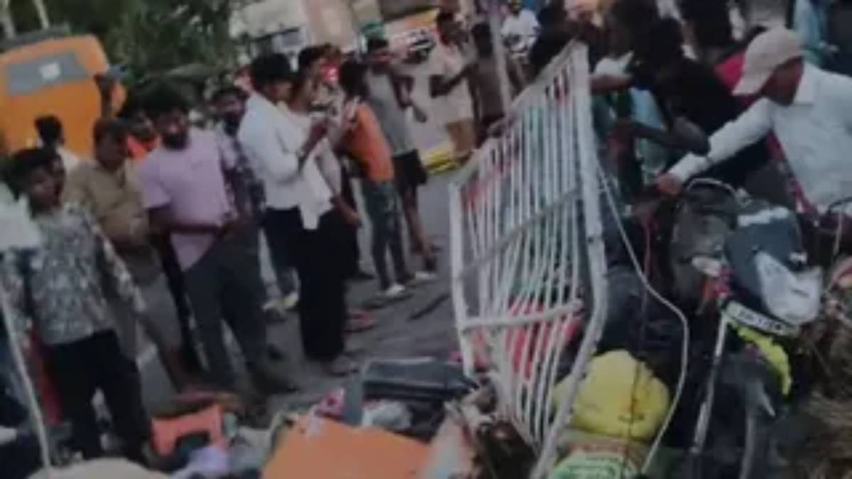 বিহারে বাস, ট্রাক এবং পিক আপ ভ্যানের ধাক্কায় মৃত ১৩ জন, শোকপ্রকাশ প্রধানমন্ত্রী, রাষ্ট্রপতির