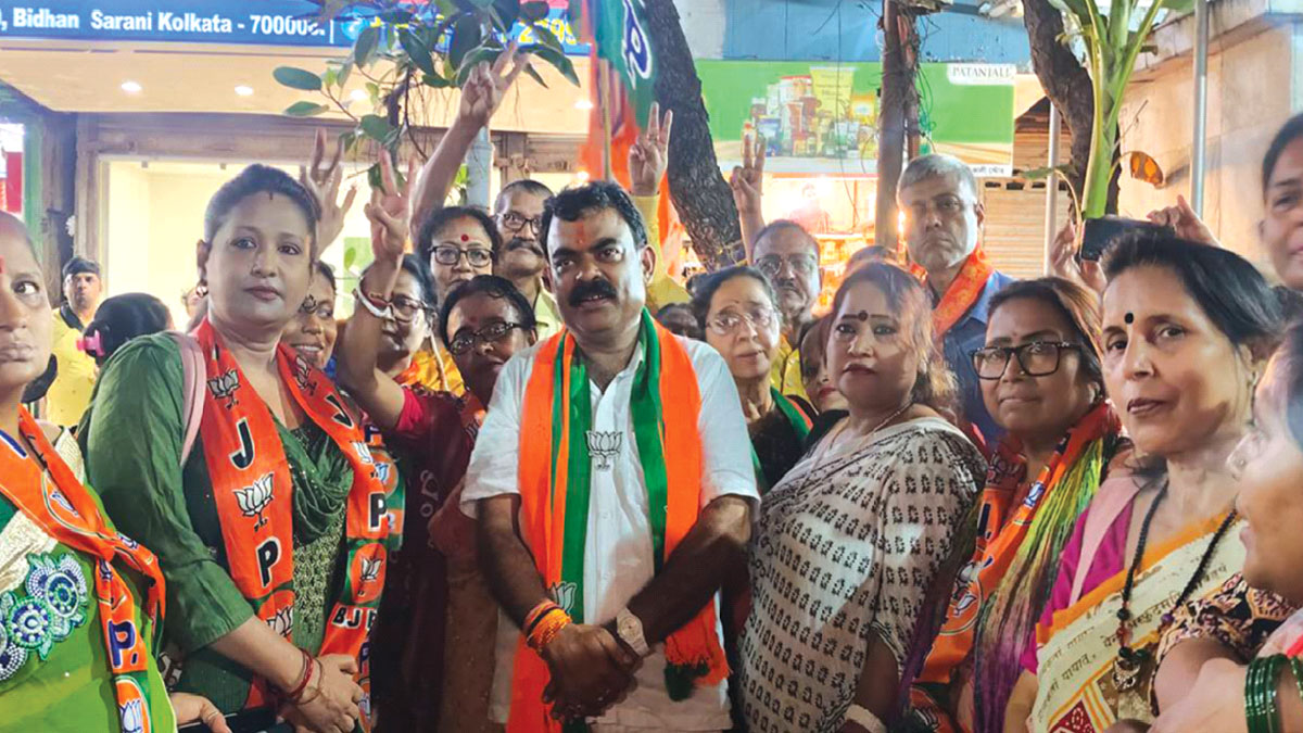 নেতা নয় সেবক হয়ে থাকবো, জোড়াসাঁকোতে আশ্বাস বিজেপি প্রার্থী বিজয় ওঝার