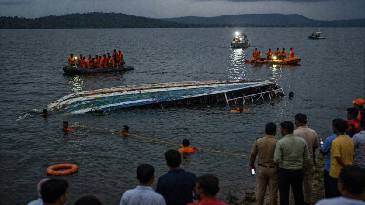মধ্যপ্রদেশে ঝড়ের দাপটে উল্টে গেল পর্যটক-নৌকা, মৃত ৪, নিখোঁজ বহু