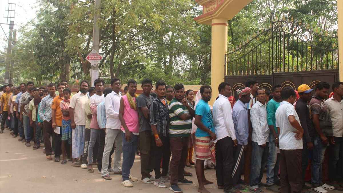 ভোর থেকেই লম্বা লাইন, বোলপুরে উৎসাহে ভরপুর ভোটাররা