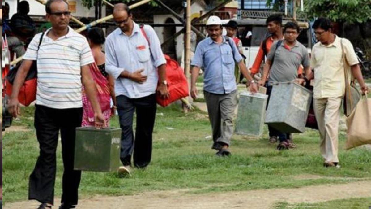 দুর্গাপুর পূর্বে বুথে ছাদের চাঙড় ভেঙে আহত ভোটার, অল্পের জন্য বড় বিপদ এড়াল