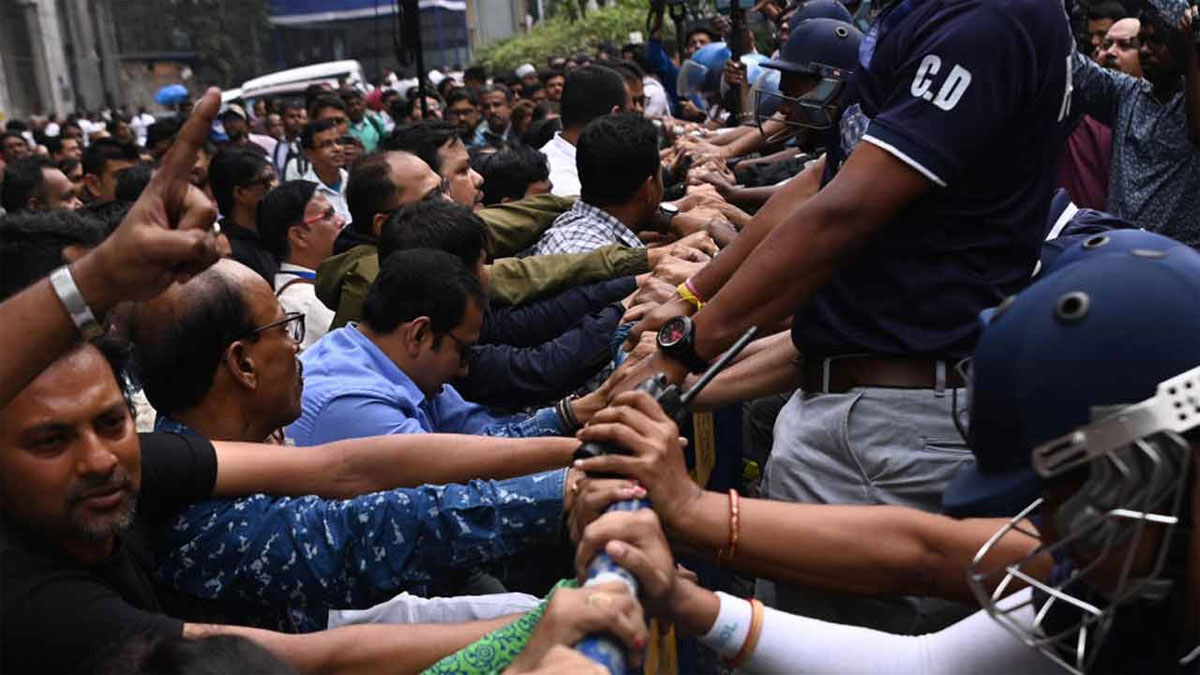 ফর্ম ৬ ‘হাতেনাতে ধরে ফেলে’ সিইও দপ্তরের সামনে শাসকদলের বিক্ষোভ, মারধরের অভিযোগ ও পাল্টা স্লোগান বিজেপির 