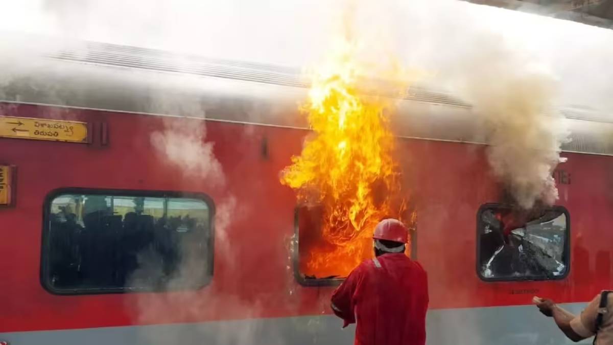 হায়দরাবাদ থেকে চেন্নাইগামী চারমিনার এক্সপ্রেসে আগুন, আতঙ্কে ঝাঁপ কয়েক জন যাত্রীর