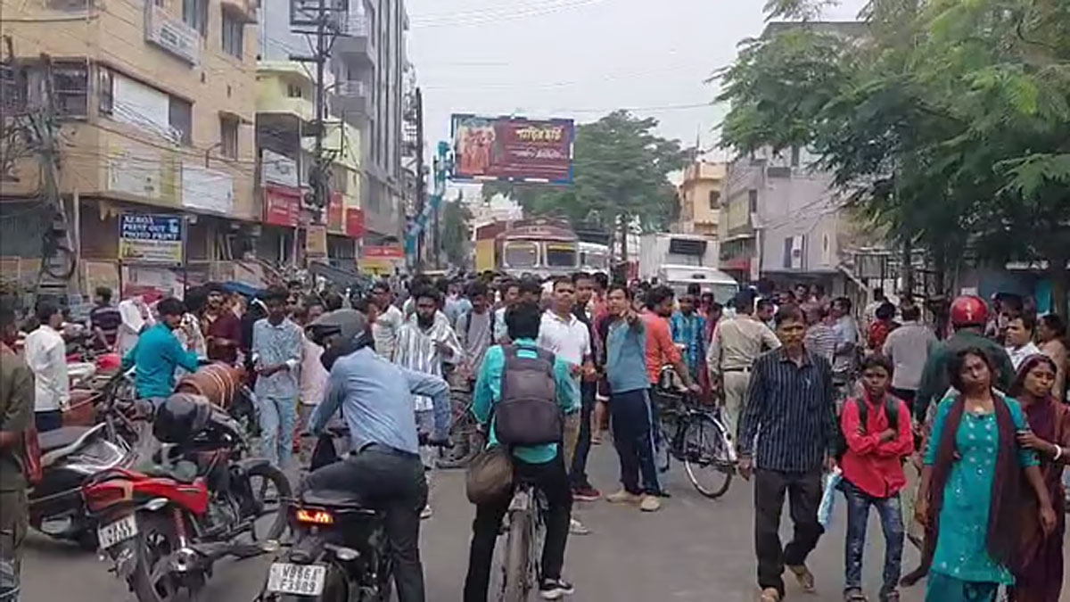 এলপিজি সঙ্কটে ক্ষোভ, মালদায় সিলিন্ডার নিয়ে পথ অবরোধ