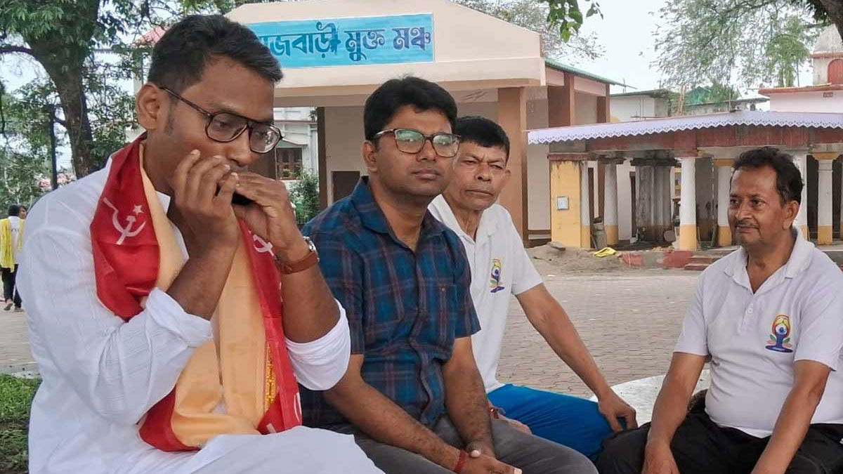 গণসঙ্গীতে ভর করে প্রচারে সিপিএম প্রার্থীর