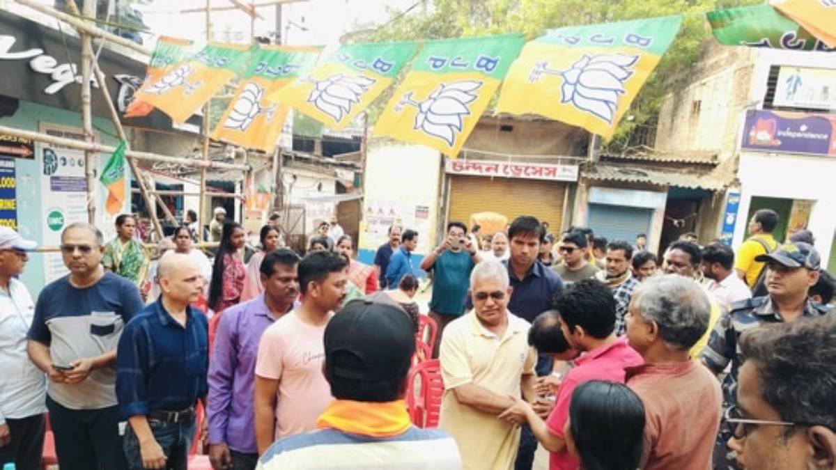 খড়্গপুরে প্রচারে বেরিয়ে জনতার তাড়া খেলেন দিলীপ ঘোষ