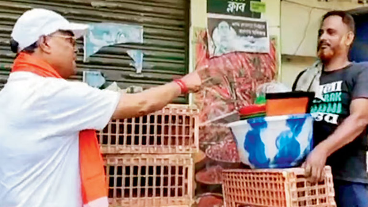 ডোমজুড়ে মুরগি ব্যবসায়ীকে হেনস্থার অভিযোগে বিজেপি প্রার্থীকে ঘিরে তীব্র বিতর্ক