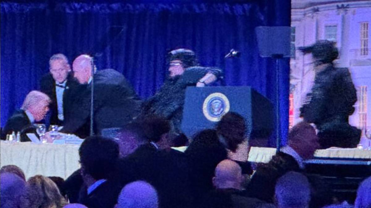 হোয়াইট হাউসের নৈশভোজে বন্দুকবাজের হানা, সরিয়ে নেওয়া হয় ট্রাম্প