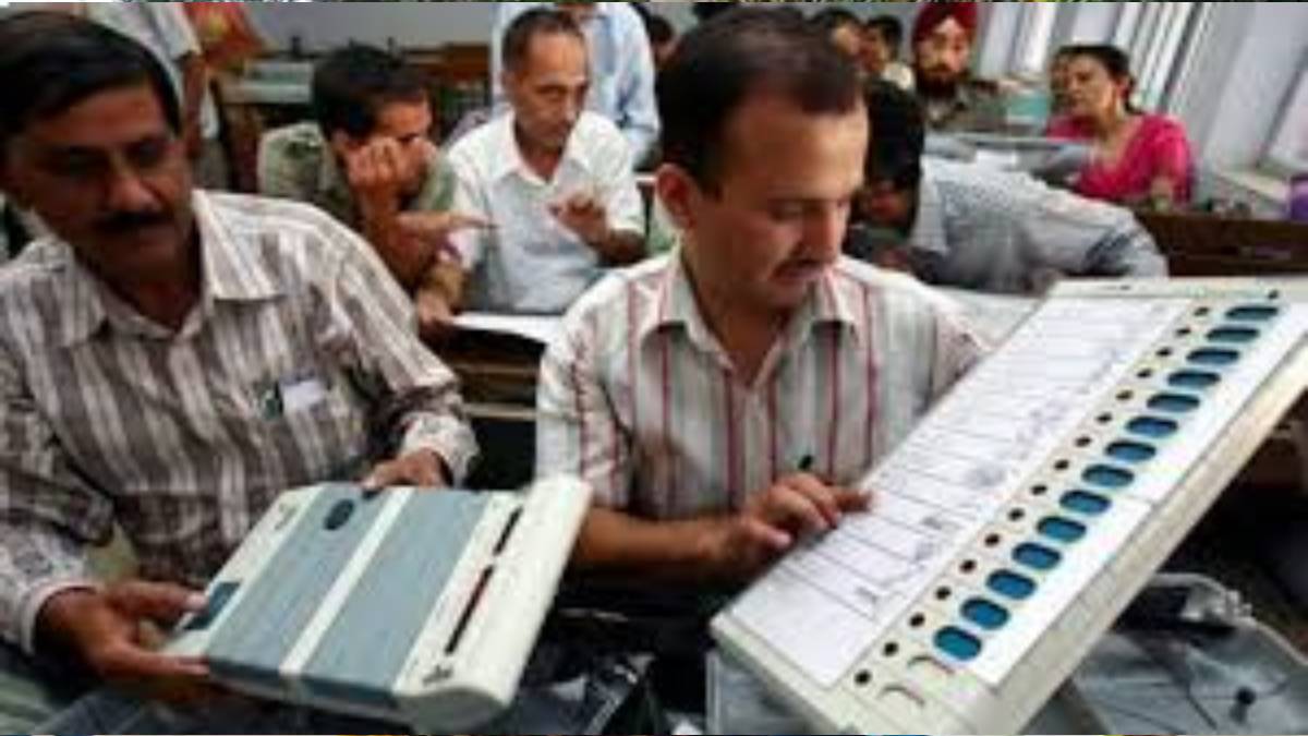 ইভিএম বিভ্রাট কাটিয়ে অবশেষে ভোট শুরু ইলামবাজার–বোলপুরে