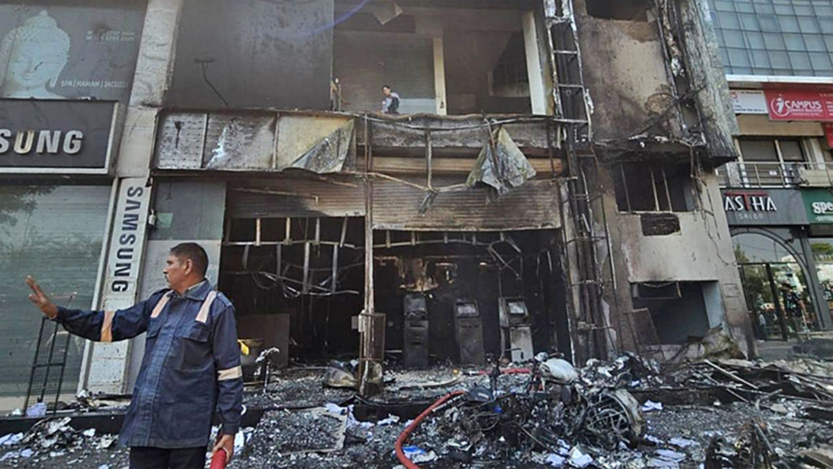 আহমেদাবাদের বাণিজ্যিক ভবনে ভয়াবহ আগুন, ৫০ জনকে উদ্ধার, অসুস্থ ৪ মহিলা