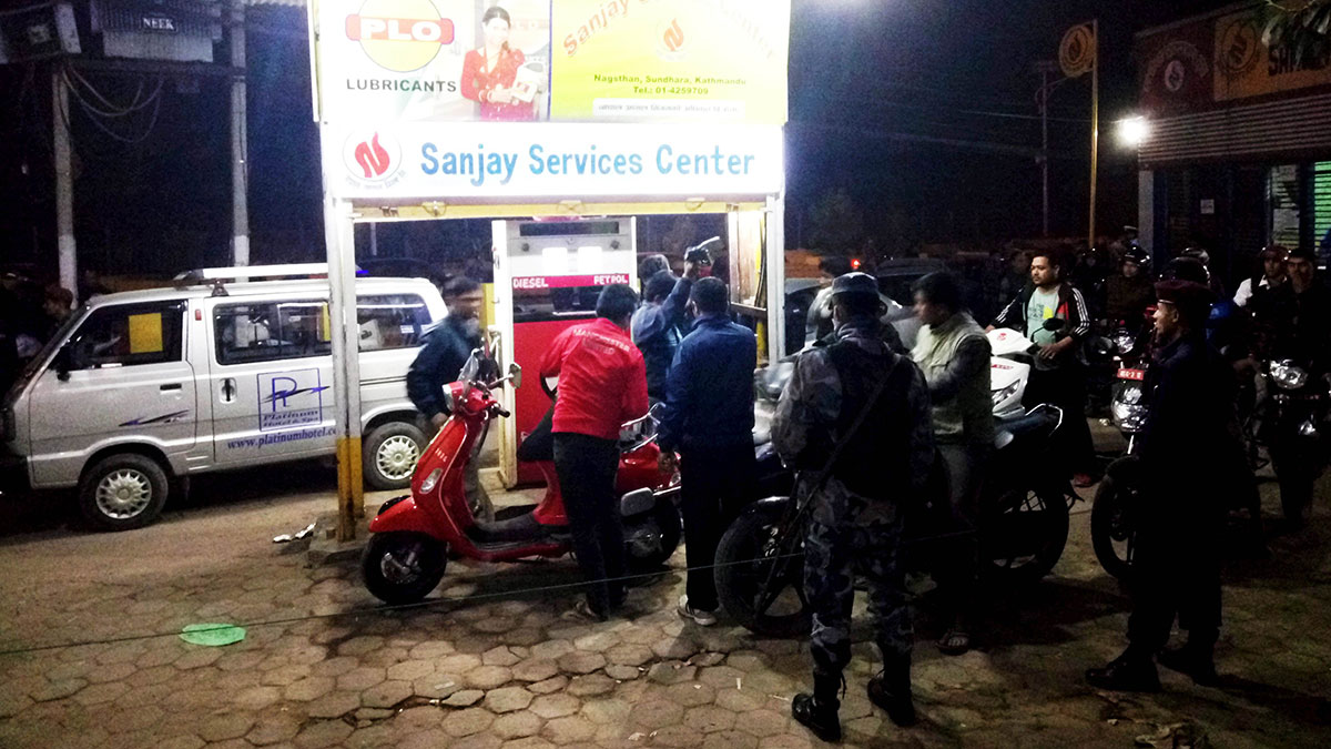 ভারতকে অনুসরণ, জ্বালানির দামে স্বস্তি আনতে কর কমাল নেপাল