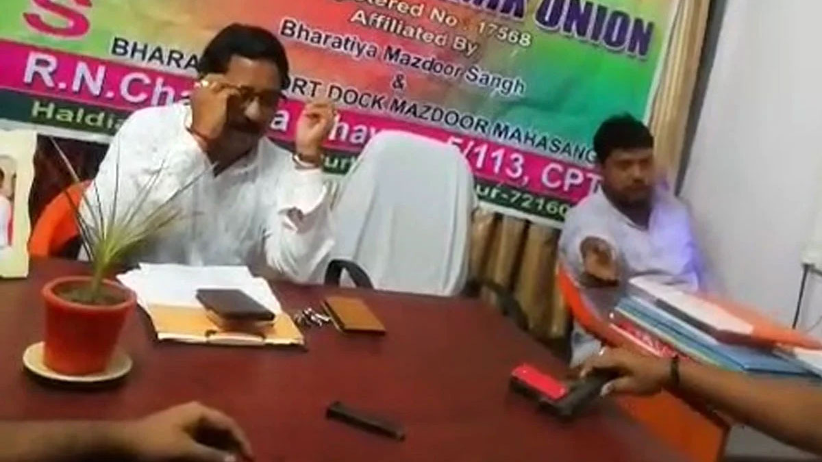 টেবিলে বন্দুক নিয়ে হলদিয়ার বিজেপি প্রার্থী, ভাইরাল ভিডিও ঘিরে চাঞ্চল্য