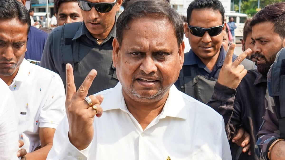 হুমায়ুন কবীরকে লক্ষ্য করে ‘গো ব্যাক’ ও  ‘চোর’ স্লোগান