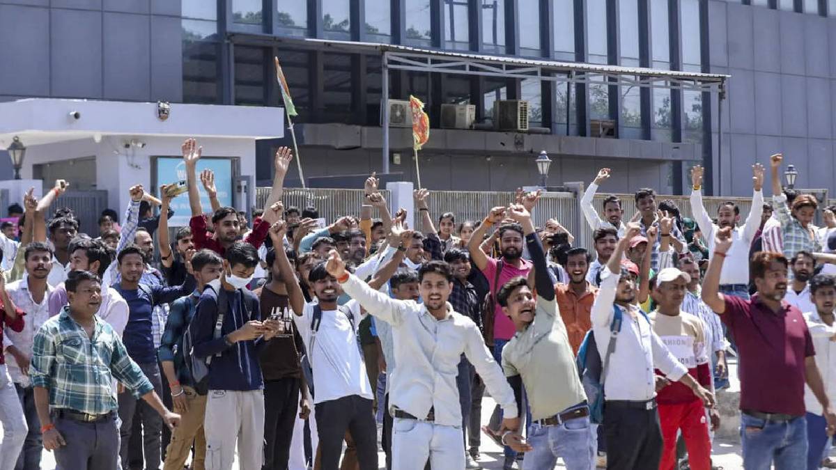 মঙ্গলবারও উত্তপ্ত হয়ে উঠল নয়ডা, গ্রেপ্তার ৩০০, শ্রমিক বিক্ষোভ পাক-যোগে সন্দেহ