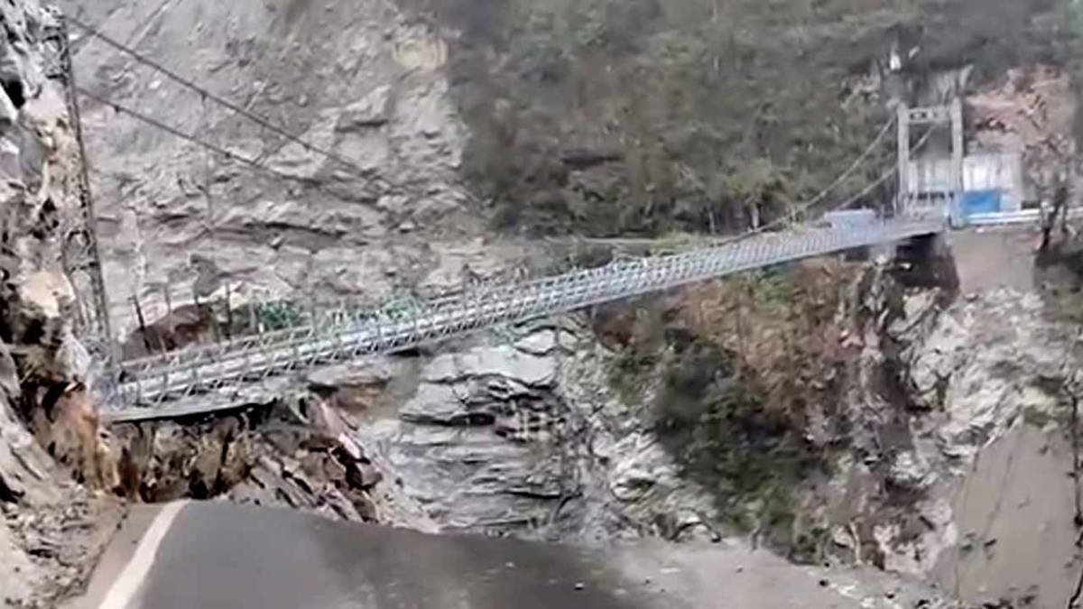 সদ্য তৈরি সেতুর একাংশ ভাঙল, লাচেনে আটকে বহু পর্যটক, চলছে উদ্ধারকাজ