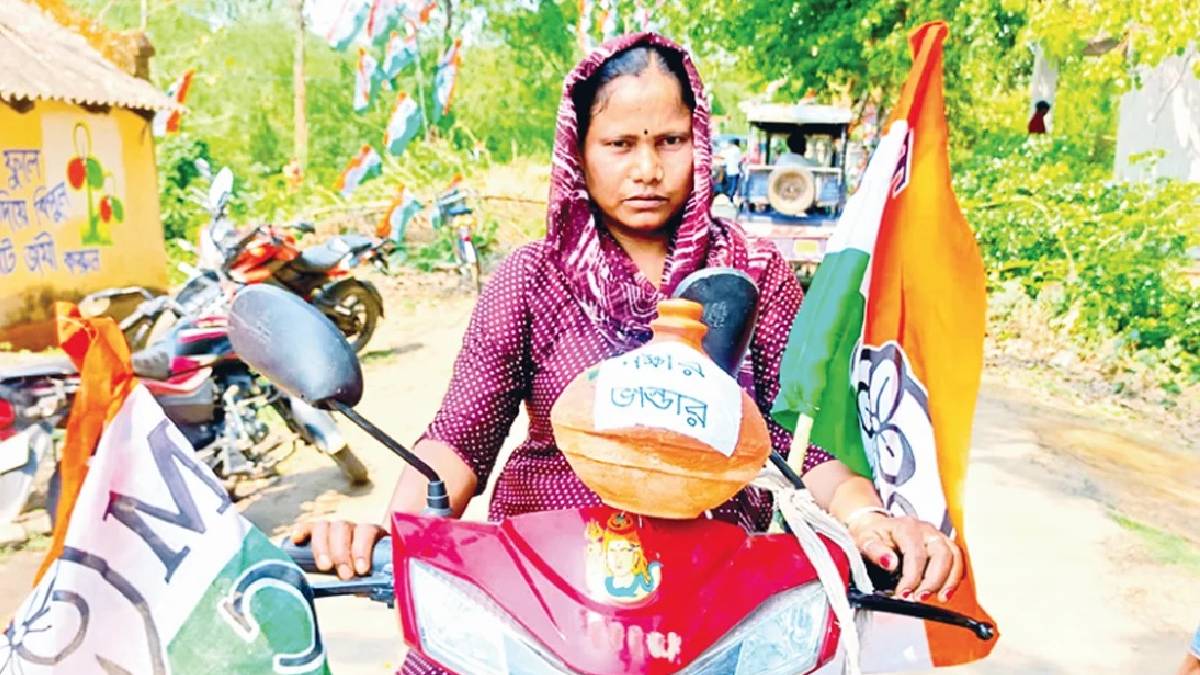 লক্ষ্মীর ভাণ্ডারের জমানো টাকায় স্কুটি কিনে প্রচার করছেন আদিবাসী বধূ