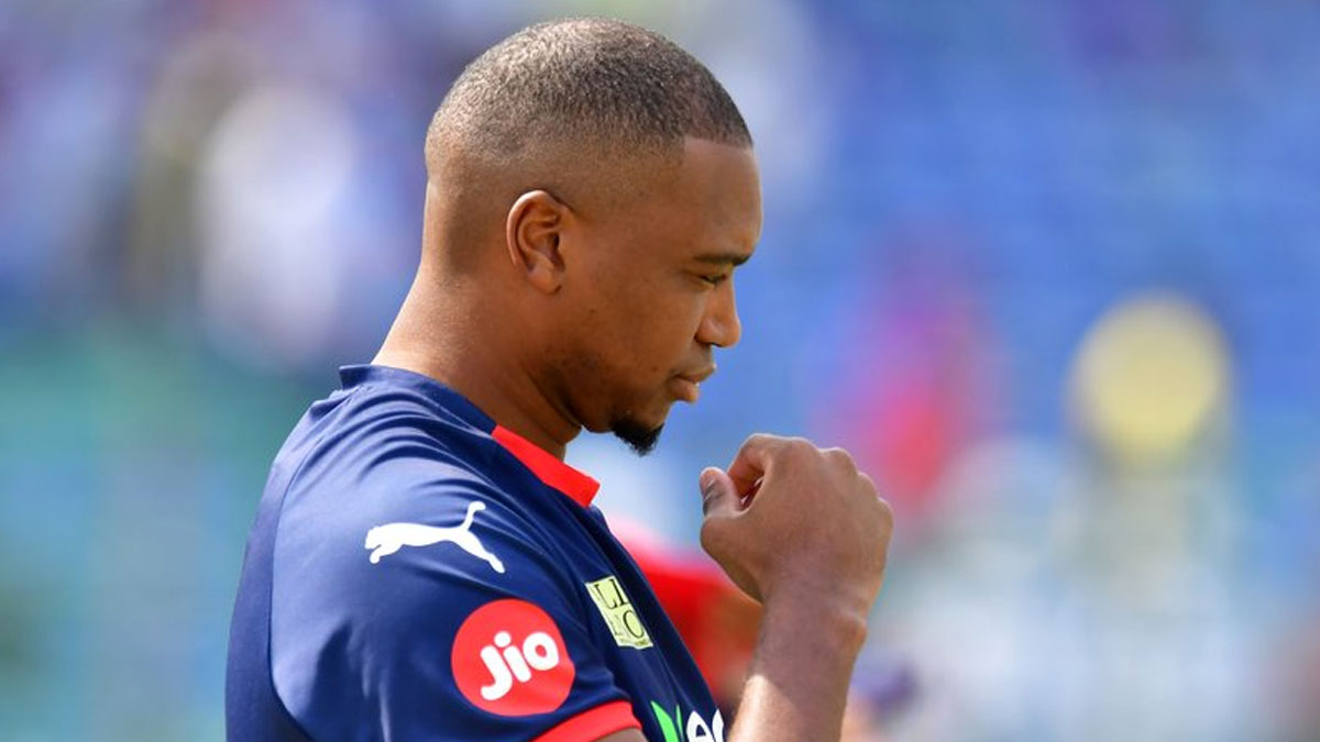 ক্যাচ ধরতে গিয়ে গুরুতর চোট পেলেন দিল্লির লুনগি এনগিডি