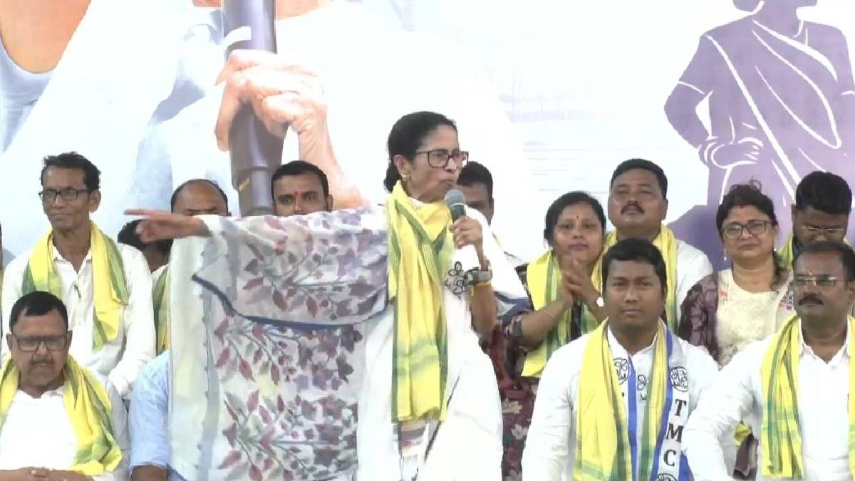 ‘প্রতিহিংসার রাজনীতি করছে’, দেবাশিস কুমারের বাড়িতে আয়কর হানা নিয়ে আক্রমণ মমতার