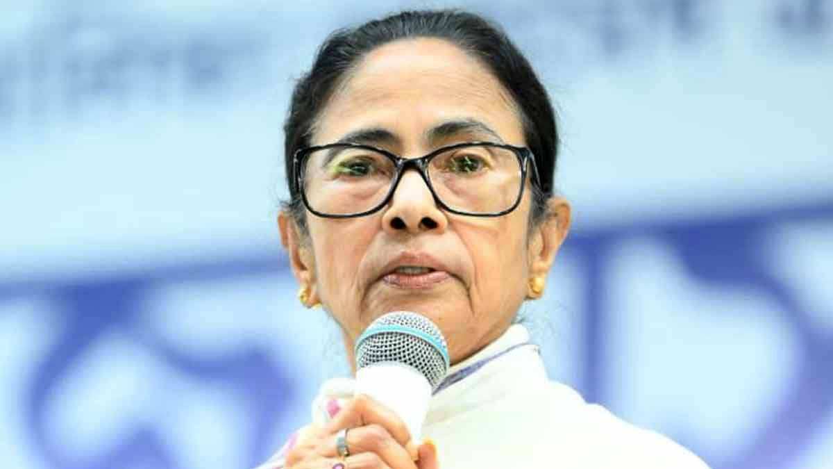 ‘দু’মুখো সাপ’ বিজেপিকে রুখতে তৃণমূলকে ভোট দেওয়ার ডাক মমতার