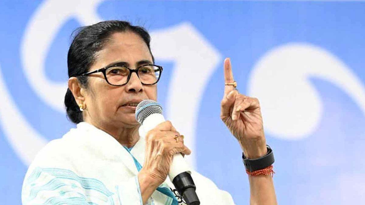 ‘বস্তিতে বস্তিতে কেউ গদ্দারের হয়ে টাকা পাঠাবে’, সতর্ক করলেন মমতা