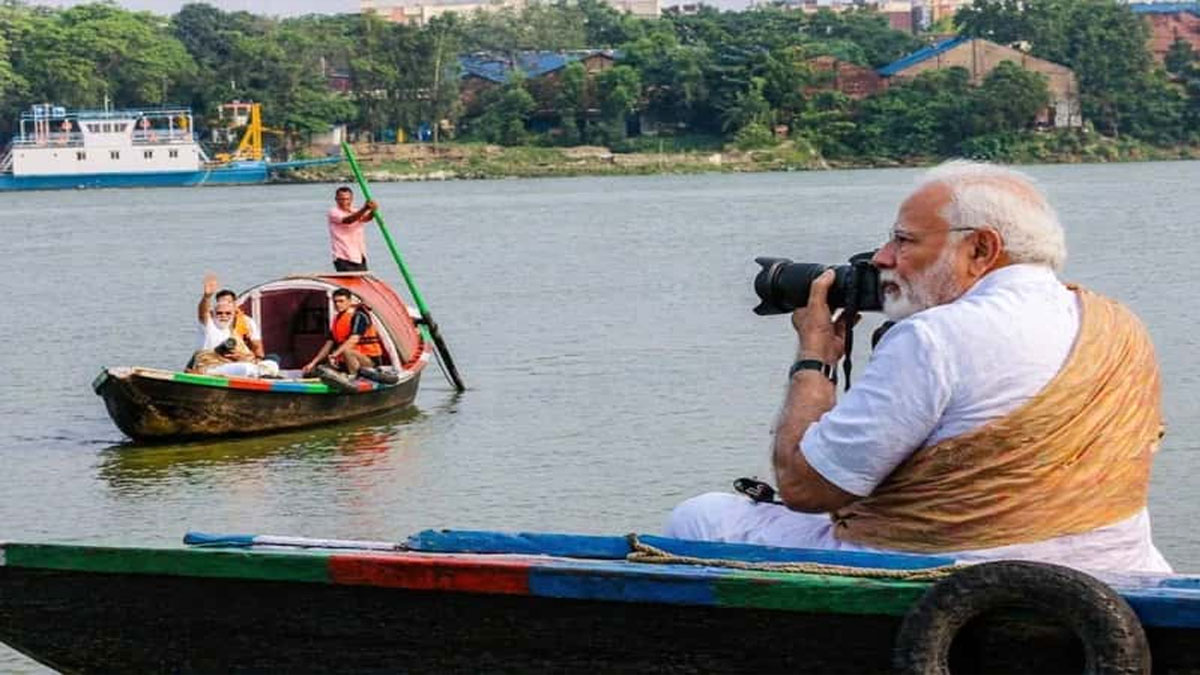 ভোরের গঙ্গায় নৌকাবিহারে মোদী, কলকাতায় সফরে ভিন্ন বার্তা