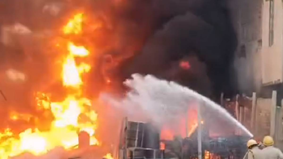 নন্দকুমারে তেলের গুদামে আগুন, নামল আধা সেনা