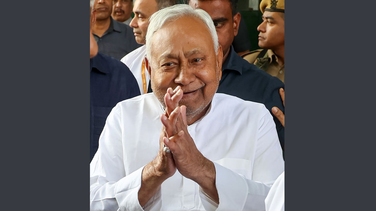 নীতীশ যুগের অবসান, দীর্ঘ দুই দশক পর বিহারে মুখ্যমন্ত্রীর পদ ছাড়লেন