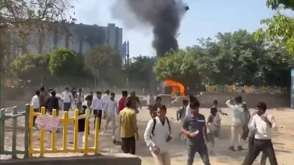 বেতন বৃদ্ধির দাবিতে উত্তরপ্রদেশের নয়ডায় শ্রমিকদের বিক্ষোভ, পুলিশের সঙ্গে সংঘর্ষ